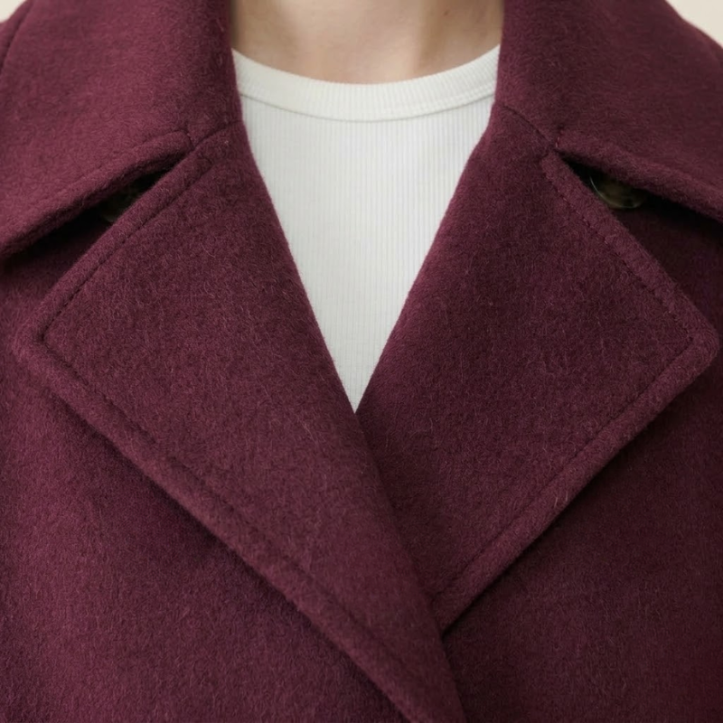 Manteau court croisé, revers structurés, fermeture croisée, vue de trois quarts