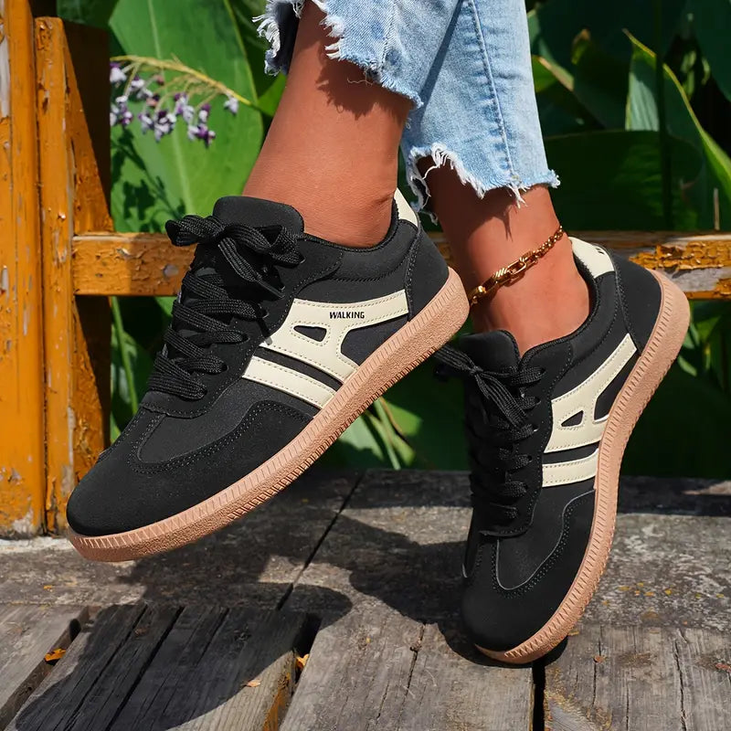Low-profile women's sneakers with lacing and flat rubber outsole