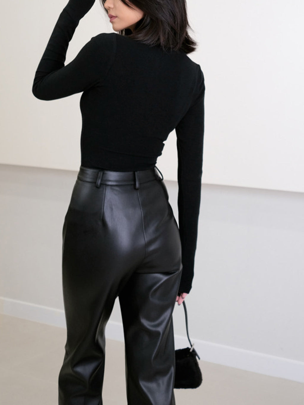 Pantalon en similicuir avec finition lisse et structurée
