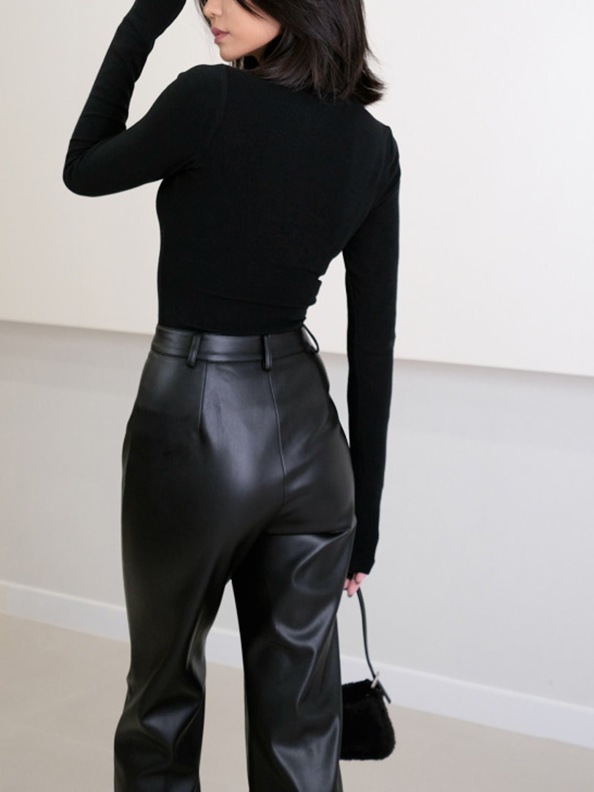 Pantalon en similicuir avec finition lisse et structurée