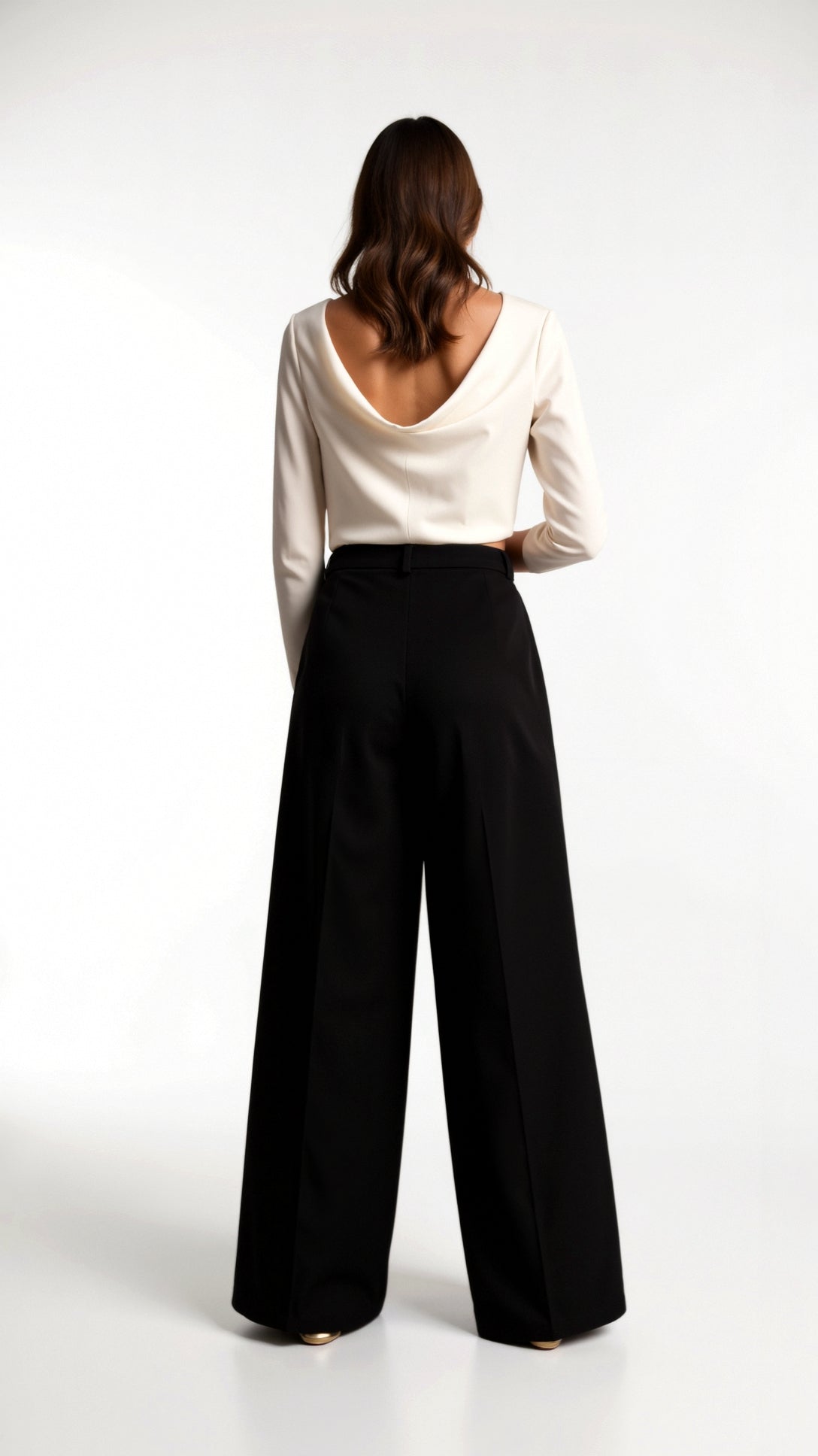Pantalon fluide taille haute à coupe droite large, plis avant et ceinture épurée