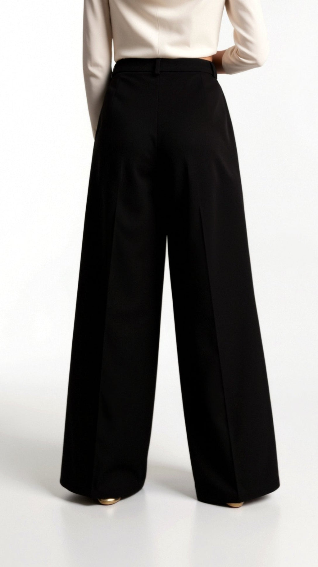 Pantalon taille haute à jambes larges, poches latérales visibles, longueur complète