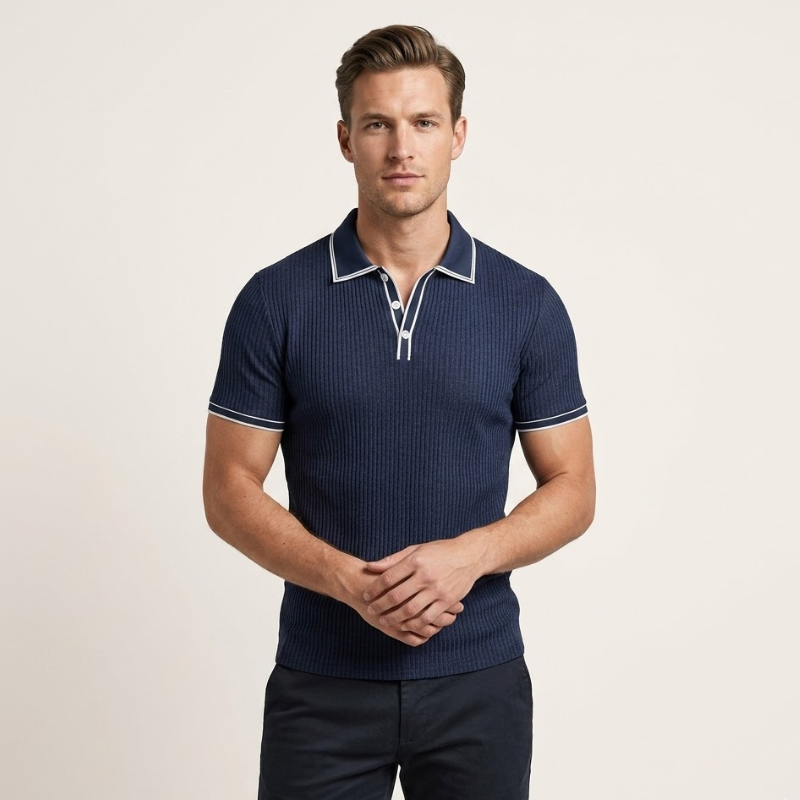 Polo en maille côtelée à manches courtes, finitions contrastées, porté homme