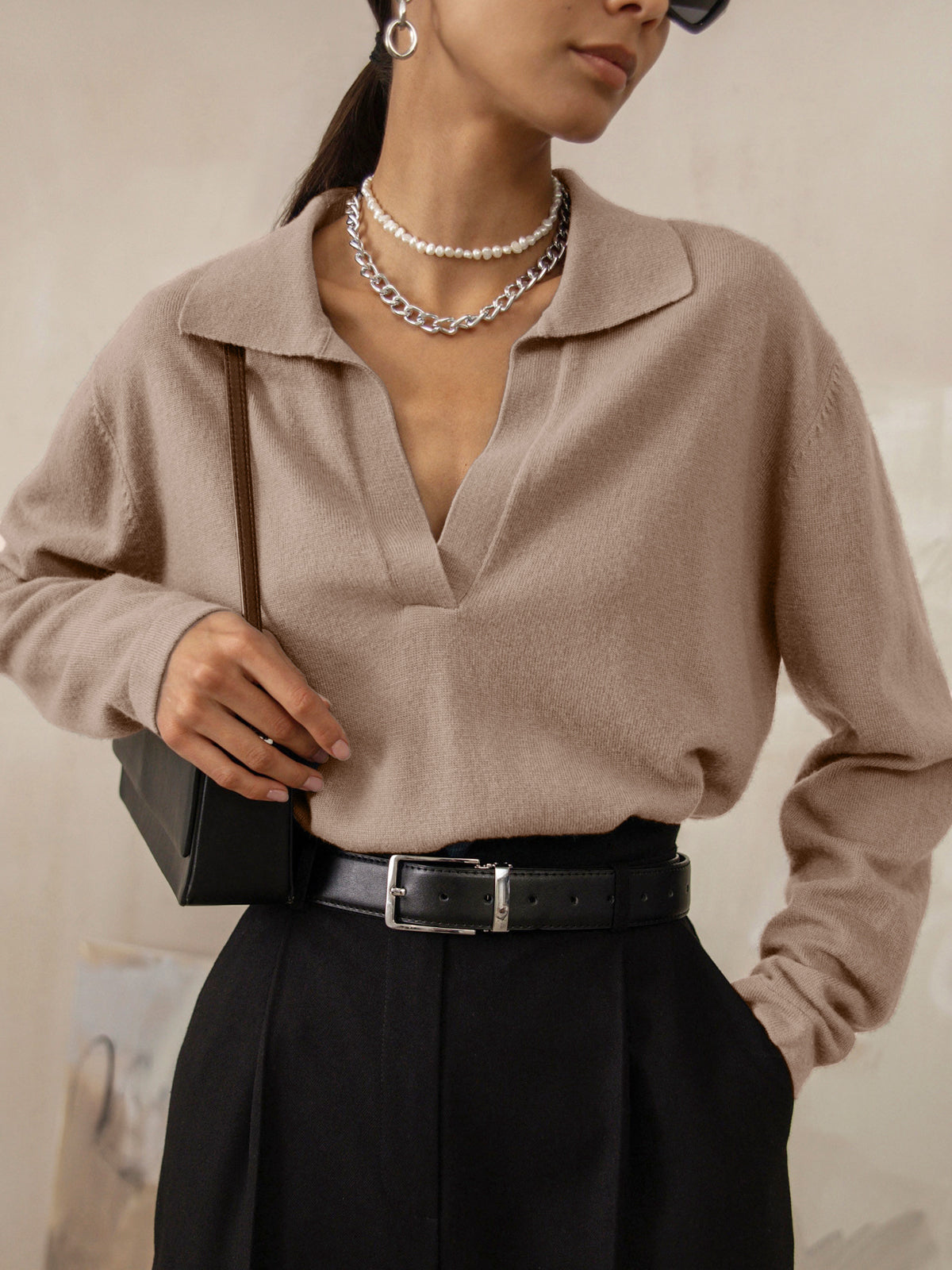 Pull en maille avec encolure en V et col souple