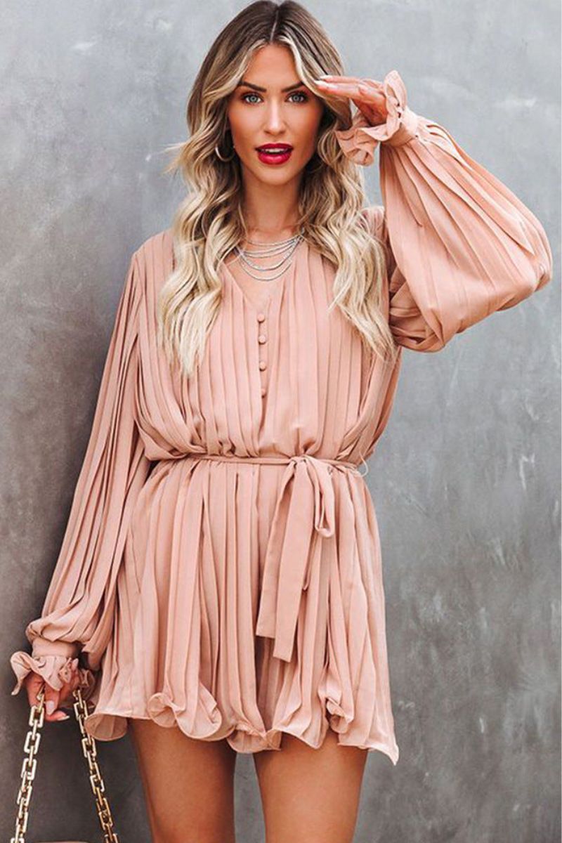 Robe avec manches longues et base légèrement volantée