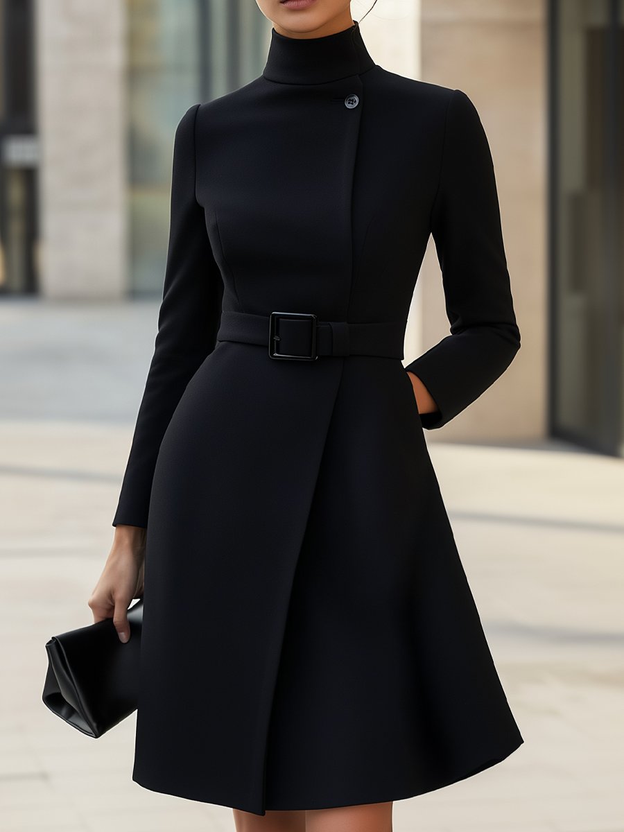 Robe évasée avec col montant et ceinture à boucle