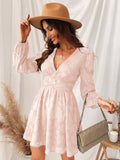 Robe courte évasée en tissu léger texturé, col en V, manches longues, taille marquée