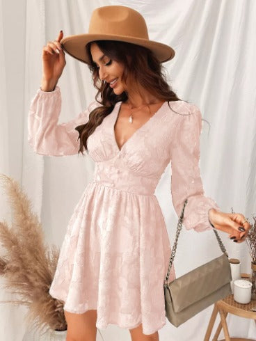 Robe courte évasée en tissu léger texturé, col en V, manches longues, taille marquée