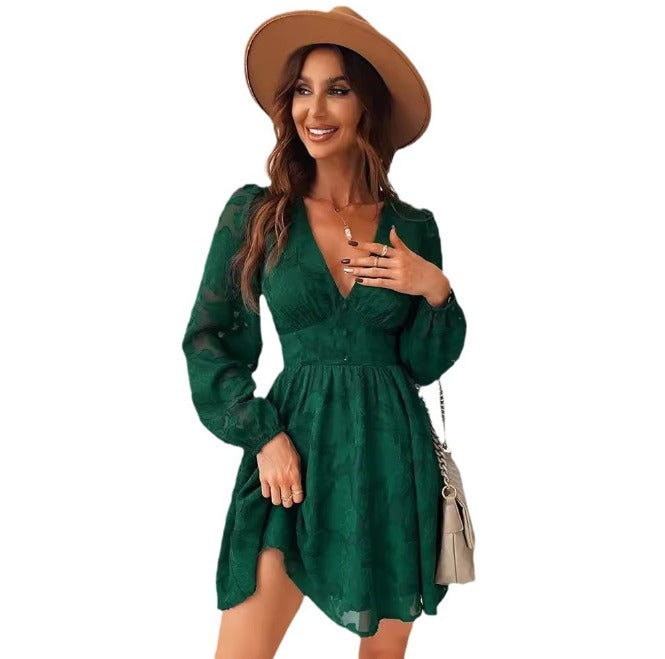 Robe courte à taille marquée, jupe évasée, manches longues à poignets resserrés