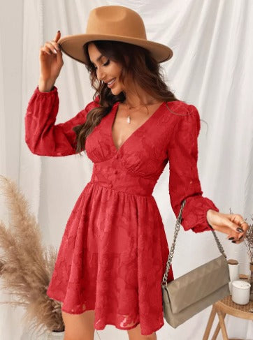 Robe courte à buste ajusté, jupe évasée, col en V, manches longues légèrement transparentes