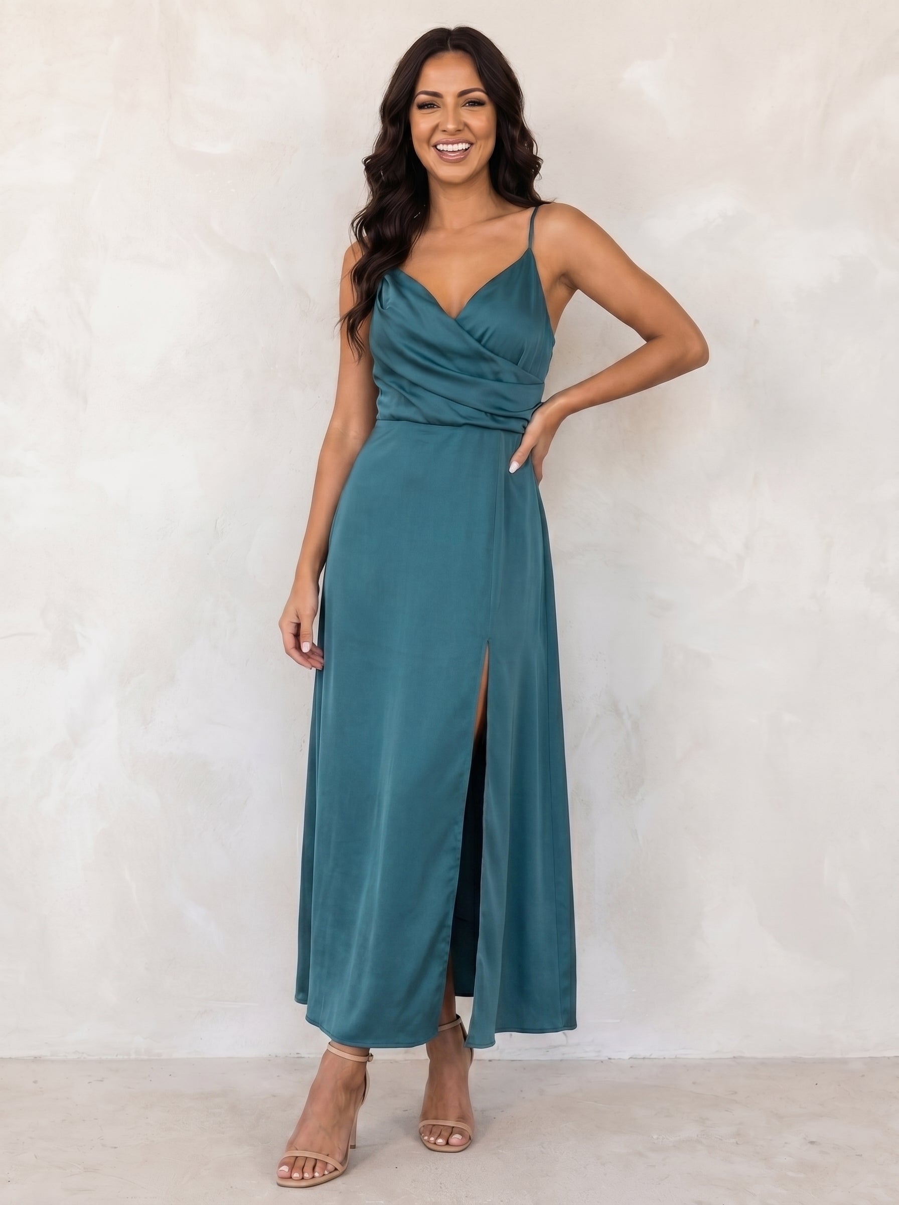 Robe maxi en tissu léger, col drapé, bretelles fines, fente haute sur le côté, coupe ajustée