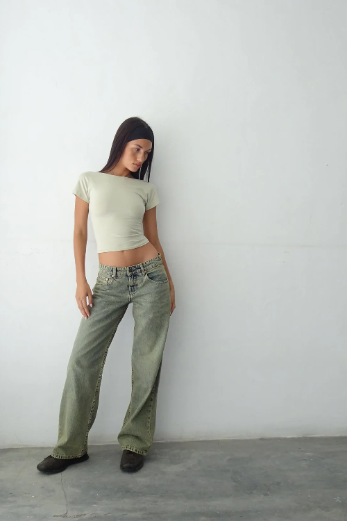 Jean en denim coupe large, taille mi-haute, détail des jambes