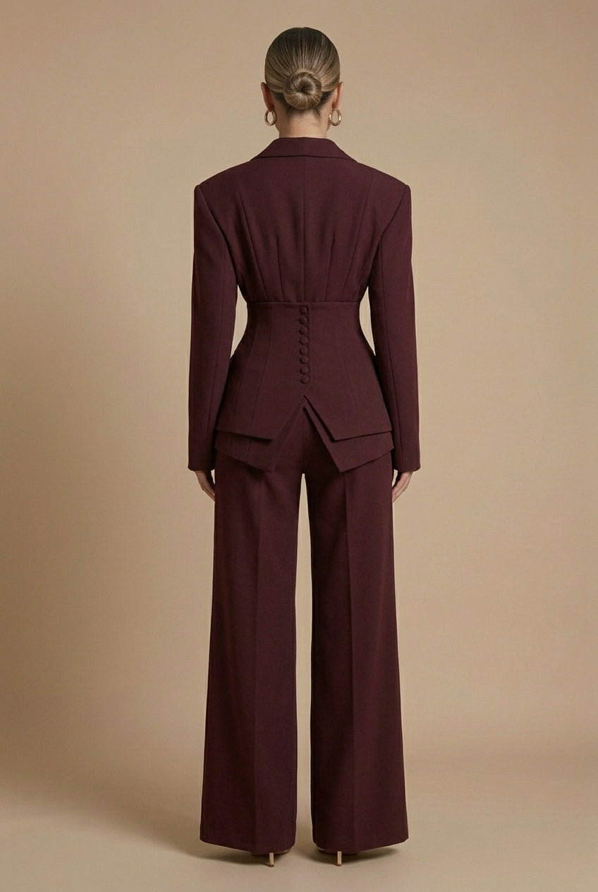 Blazer ajusté à revers pointus porté avec pantalon large taille haute, silhouette complète