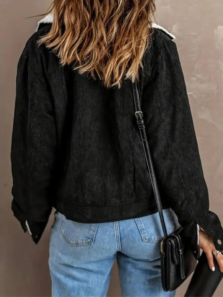 Look femme avec veste velours côtelé et jean