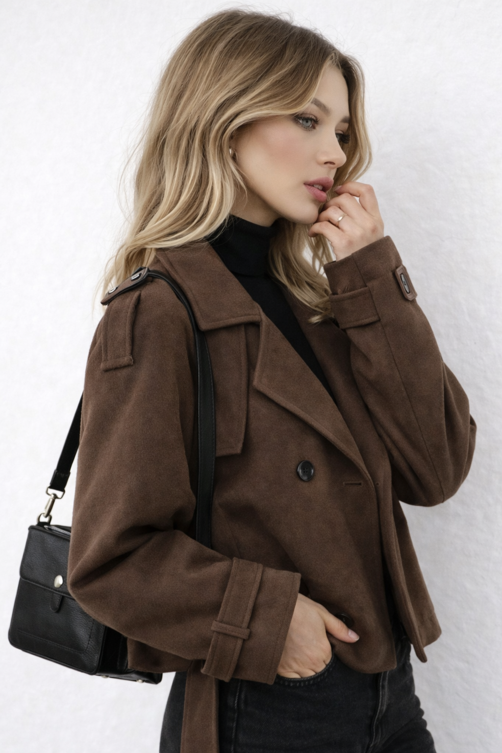 Veste courte en tissu effet daim, coupe croisée avec ceinture ajustable, pour femme