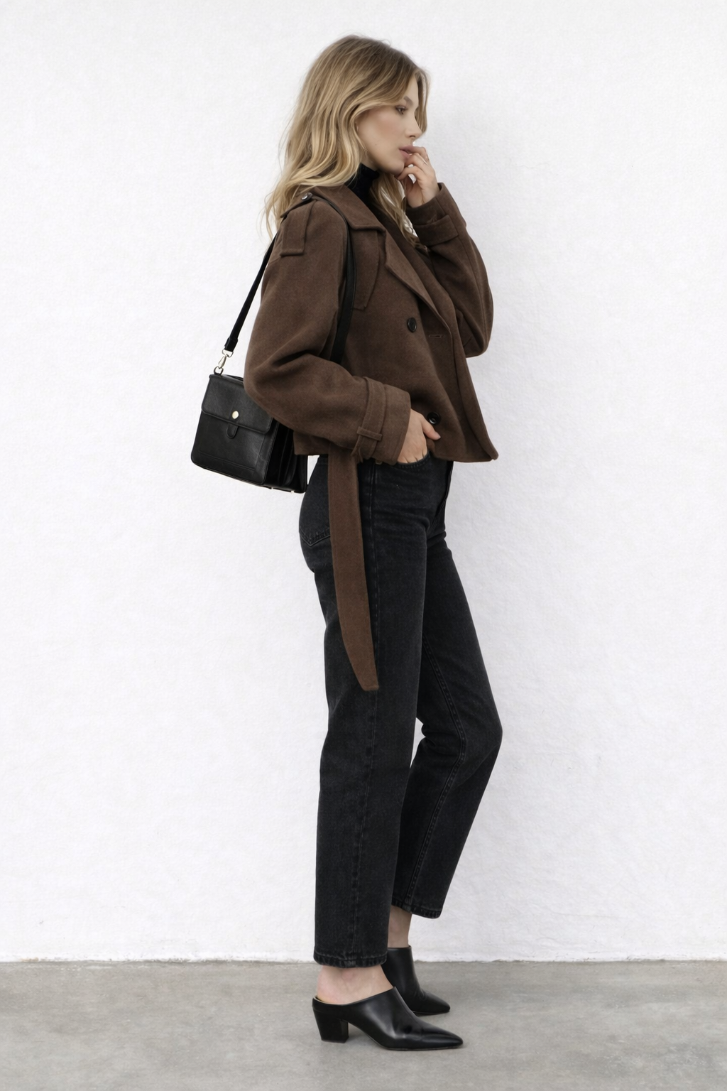 Manteau court en tissu mat, détail poignets et poches latérales, coupe ajustée femme