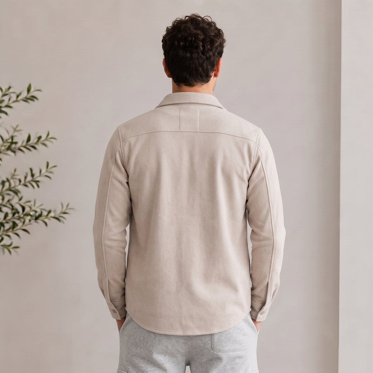 Men's overshirt with button closure, chest pockets with flap, and classic shirt collar